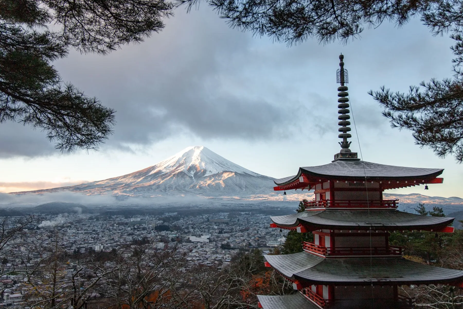 雲の間から現れる富士と湖の静けさ
